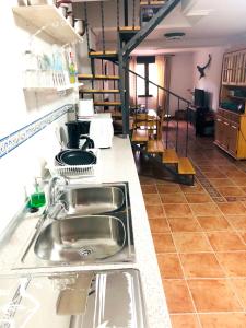 מטבח או מטבחון ב-3 bedrooms house with furnished terrace and wifi at Viguera