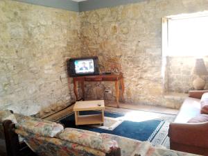 - un salon avec un canapé et une télévision dans l'établissement 3 bedrooms house with city view enclosed garden and wifi at Alcobaca, à Alcobaça