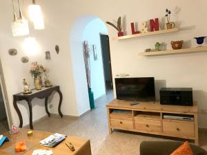 TV at/o entertainment center sa 2 bedrooms house with enclosed garden and wifi at Teror