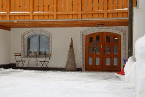 a house with a christmas tree next to a door at Hof Arosa in Arosa