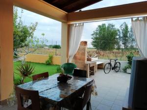 un soggiorno con un tavolo e una grande finestra di Charming House in Melissano a Melissano