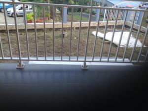 una barandilla de metal en un balcón con parque infantil en Appartement de 2 chambres avec balcon et wifi a Les Abymes a 7 km de la plage, en Les Abymes