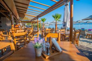 A restaurant or other place to eat at Mistrali Suites & Apartments