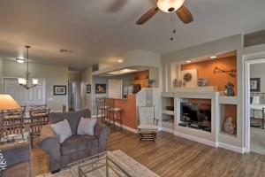 ein Wohnzimmer mit Couch und Kamin in der Unterkunft Oro Valley Condo - Nearby Golf and Hiking! in Oro Valley