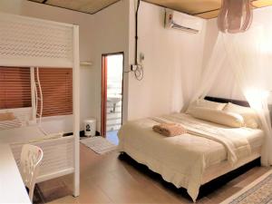 A bed or beds in a room at Dar Yasmine Motel