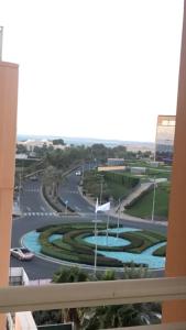 een uitzicht vanaf het balkon van een gebouw bij مسكن الشاطئ Beach House in King Abdullah Economic City