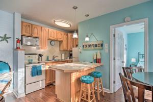 Gallery image of Condo with Community Pool - Walk to Madeira Beach! in St Pete Beach