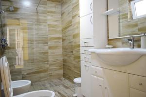 Koupelna v ubytování Apartmani BOBO + 285 fotografií