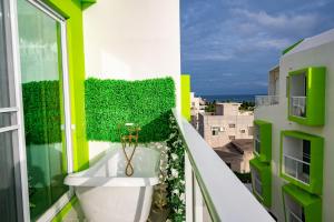 un bagno con vasca su un balcone di W Homestay a Magong