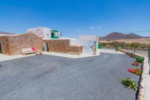 a house in the middle of a road at Casa Rural La Jicara in Tiscamanita