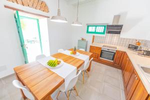 a kitchen with a table and chairs in a room at Casa Rural La Jicara in Tiscamanita