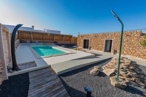 The swimming pool at or close to Casa Rural La Jicara