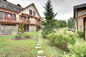 un jardín frente a una casa en La petite saisonnière en Mont-Tremblant