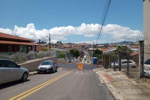 eine Straße mit am Straßenrand geparkten Autos in der Unterkunft Ap Família no Estreito in Florianópolis