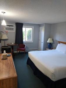 Ένα ή περισσότερα κρεβάτια σε δωμάτιο στο Eastern Inn & Suites (formerly Eastern Inns)