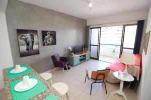 sala de estar con mesa y sillas en una habitación en Apartamento em frente ao Shopping Itaigara - Salvador en Salvador