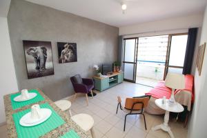 a living room with a table and chairs in a room at Apartamento em frente ao Shopping Itaigara - Salvador in Salvador