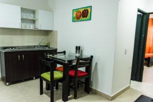 een kleine keuken met een tafel en 2 stoelen bij Caribbean Island Hotel piso 1 in San Andrés