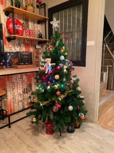 Un árbol de Navidad con adornos en una habitación en Augusta, en Bangkok
