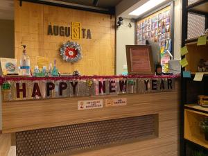 um feliz sinal de Ano Novo num balcão numa loja em Augusta em Banguecoque