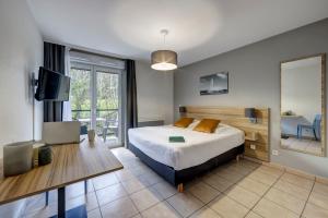 Postel nebo postele na pokoji v ubytování Comfort Aparthotel Divonne L'Orée du Parc