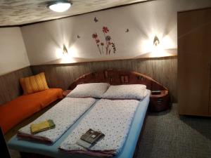 スヴォボダ・ナト・ウーポウにあるUbytování Riegelのベッドルーム(ベッド1台、ソファ付)