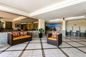 a lobby with two chairs and a bar at Apartamento Ingleses Norte in Florianópolis +34 photos