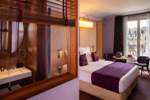 a hotel room with a bed and a bathroom at Hotel Maison FL in Paris