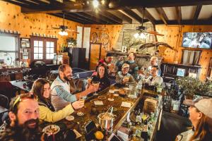 un grupo de personas sentadas en un bar en Buffalo Lodge Bicycle Resort - Amazing access to local trails & the Garden, en Colorado Springs