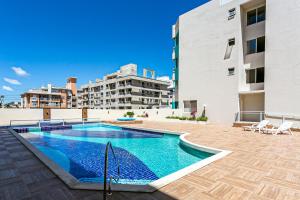 a swimming pool on the roof of a building at Apartamento Ingleses Norte in Florianópolis