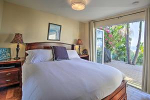 En eller flere senge i et værelse på Tropical Home - 200-Yard Walk to Beach Entrance!