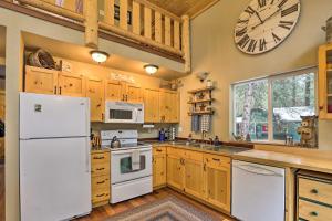Dapur atau dapur kecil di Beautiful Leavenworth Cabin Getaway with Hot Tub!