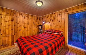 Tempat tidur dalam kamar di Charming Rural Retreat Great Sacandaga Lake Area!