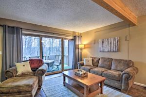 Cozy Bellaire Condo with Balcony - 3 Mi to Skiing!