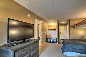 Foto da galeria de Cozy Bellaire Condo with Balcony - 3 Mi to Skiing! em Bellaire