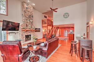 ein Wohnzimmer mit Ledermöbeln und einem Steinkamin in der Unterkunft Lakefront Poconos Escape with Game Room, Dock and Pool in Albrightsville