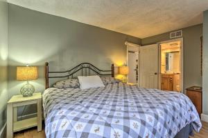 Rúm í herbergi á On Big Boulder Lake Condo with Community Pools!