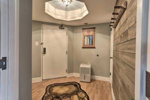 Baðherbergi á On Big Boulder Lake Condo with Community Pools!