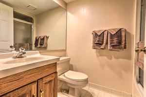 Baðherbergi á On Big Boulder Lake Condo with Community Pools!