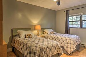 Rúm í herbergi á On Big Boulder Lake Condo with Community Pools!