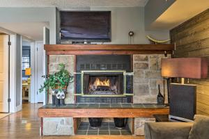 Mynd úr myndasafni af On Big Boulder Lake Condo with Community Pools! í Lake Harmony