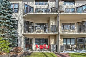 Svalir eða verönd á On Big Boulder Lake Condo with Community Pools!