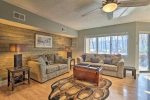 Setusvæði á On Big Boulder Lake Condo with Community Pools!