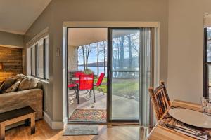 Setusvæði á On Big Boulder Lake Condo with Community Pools!