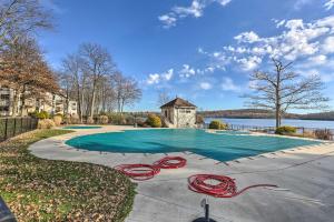Bazén v ubytování On Big Boulder Lake Condo with Community Pools! nebo v jeho okolí