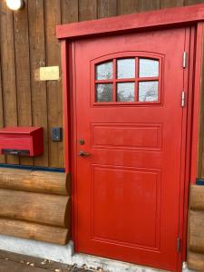 una puerta roja en el lateral de un edificio en V-WIN - Vacation STAY 07301v en Niseko