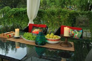einen Tisch mit einem Tablett mit Obst und Kerzen in der Unterkunft Apartments Petrada in Omiš