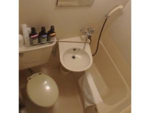 y baño con aseo, lavabo y bañera. en Hotel Suntargas Otsuka - Vacation STAY 08494v en Tokio