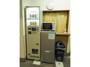 un distributore automatico con forno a microonde in cima di Urbanty Nishikujo - Vacation STAY 08577v ad Osaka