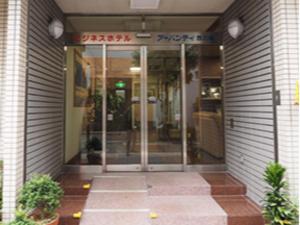 un ingresso a un edificio con porta girevole di Urbanty Nishikujo - Vacation STAY 08577v ad Osaka